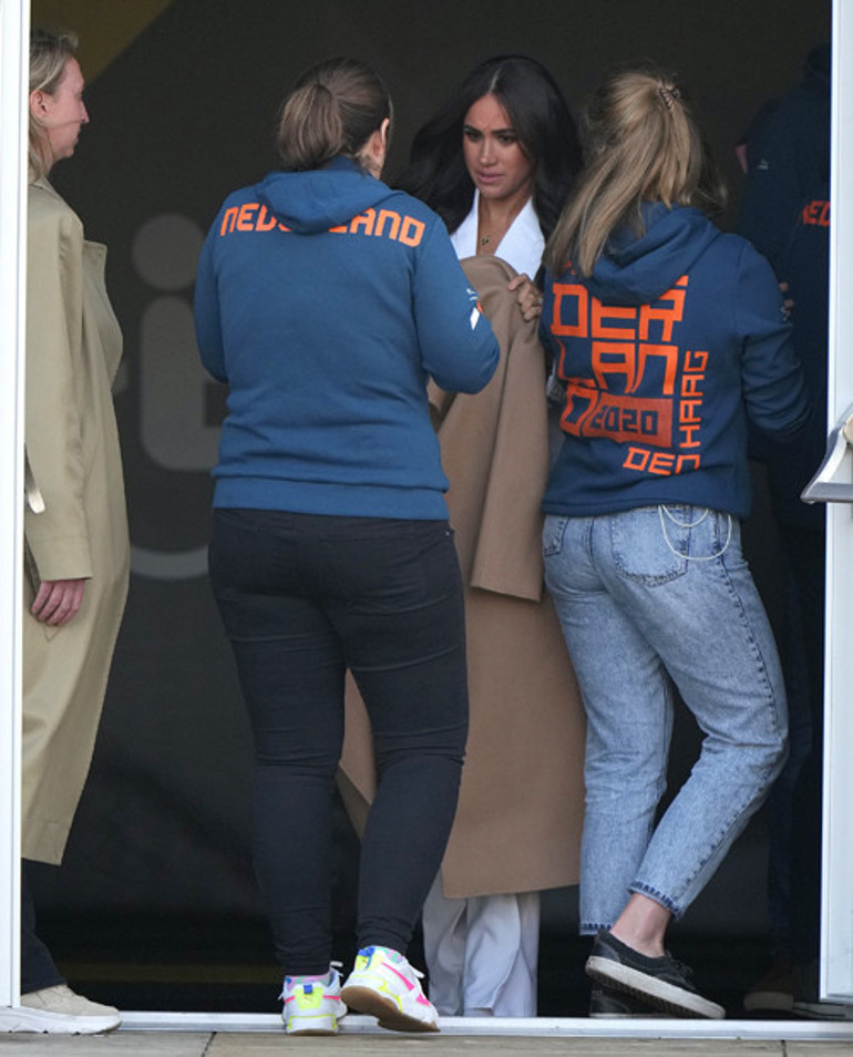 Meghan Markle 58 bin TLlik paltosunu, bebeği üşümesin diye genç bir anneye verdi