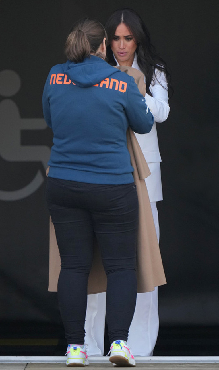 Meghan Markle 58 bin TLlik paltosunu, bebeği üşümesin diye genç bir anneye verdi