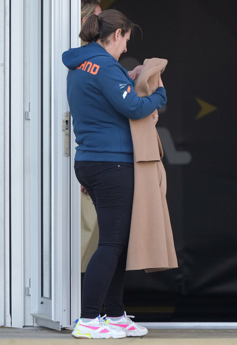 Meghan Markle 58 bin TLlik paltosunu, bebeği üşümesin diye genç bir anneye verdi