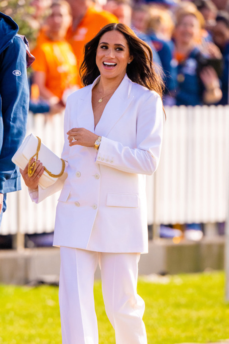 Meghan Markle 58 bin TLlik paltosunu, bebeği üşümesin diye genç bir anneye verdi