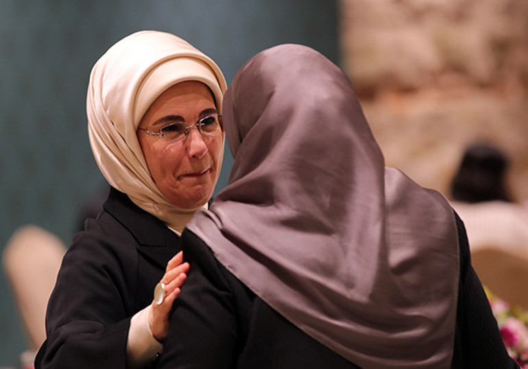 Emine Erdoğan: Kadına kalkan elleri lanetlemeye devam edeceğiz