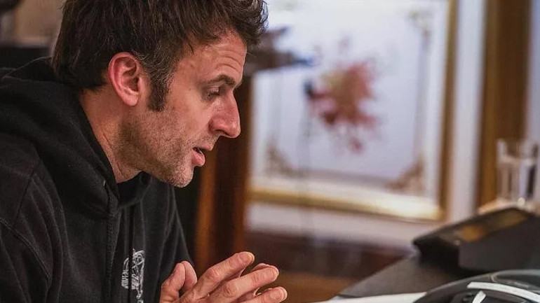 Sosyal medya bu pozları konuşuyor... Macron hangi maço erkeği taklit ediyor