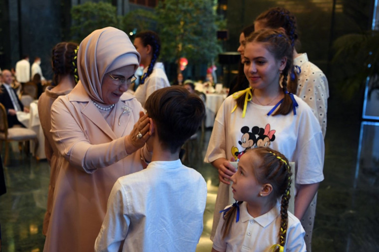 Emine Erdoğan, Ukraynalı savaş mağduru çocukları misafir etti