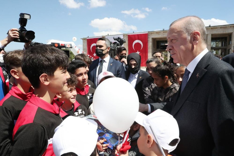 Cumhurbaşkanı Erdoğan, Meclis’te karşılaştığı çocuklarla sohbet etti