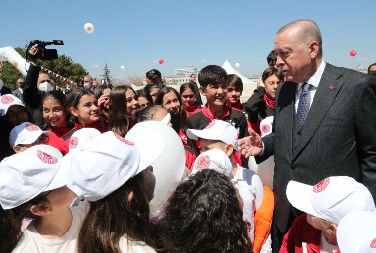 Cumhurbaşkanı Erdoğan, Meclis’te karşılaştığı çocuklarla sohbet etti