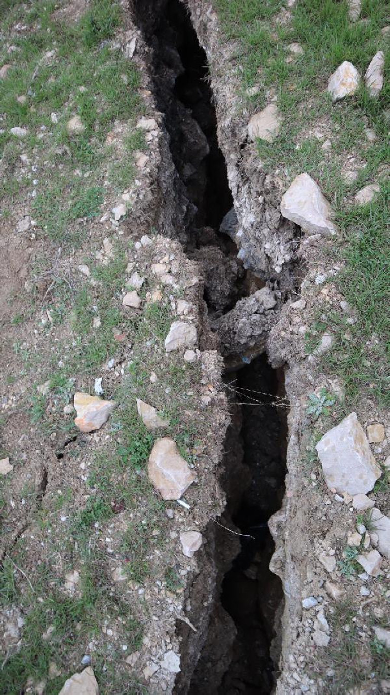 Bilecikte endişelendiren görüntü 15-20 santim genişliğinde yarıklar oluştu