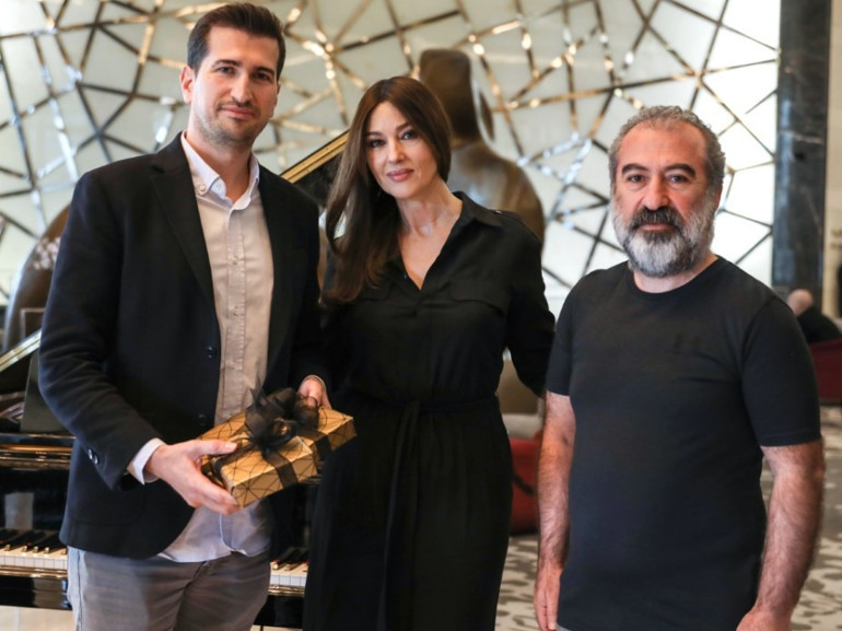 Monica Belluciye anlamlı hediye