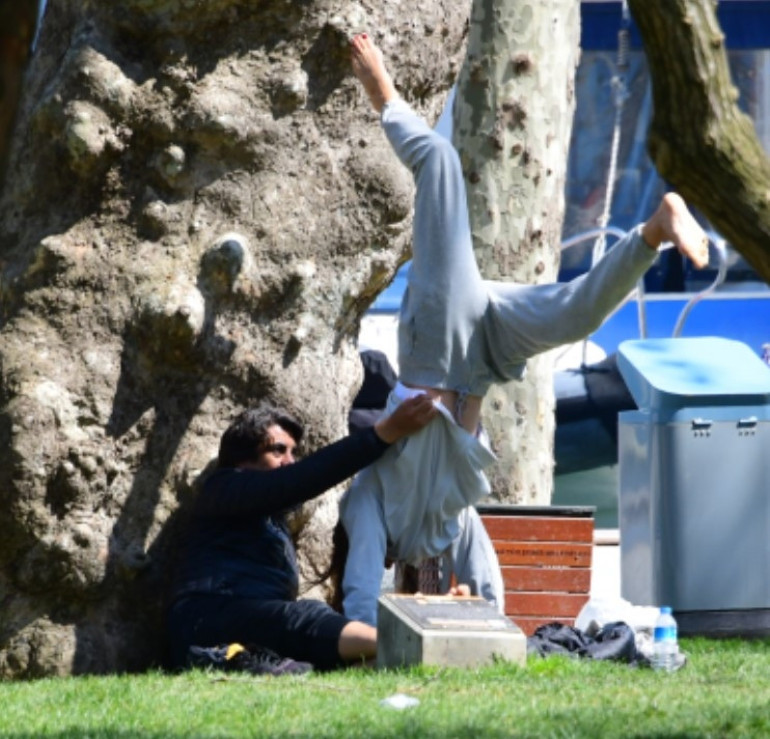 İbrahim Kutluay ve Edvina Sponza parkta yoga yaptı