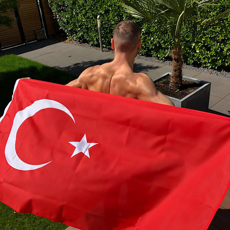 Sözünde durdu bayrağımızı dalgalandırdı