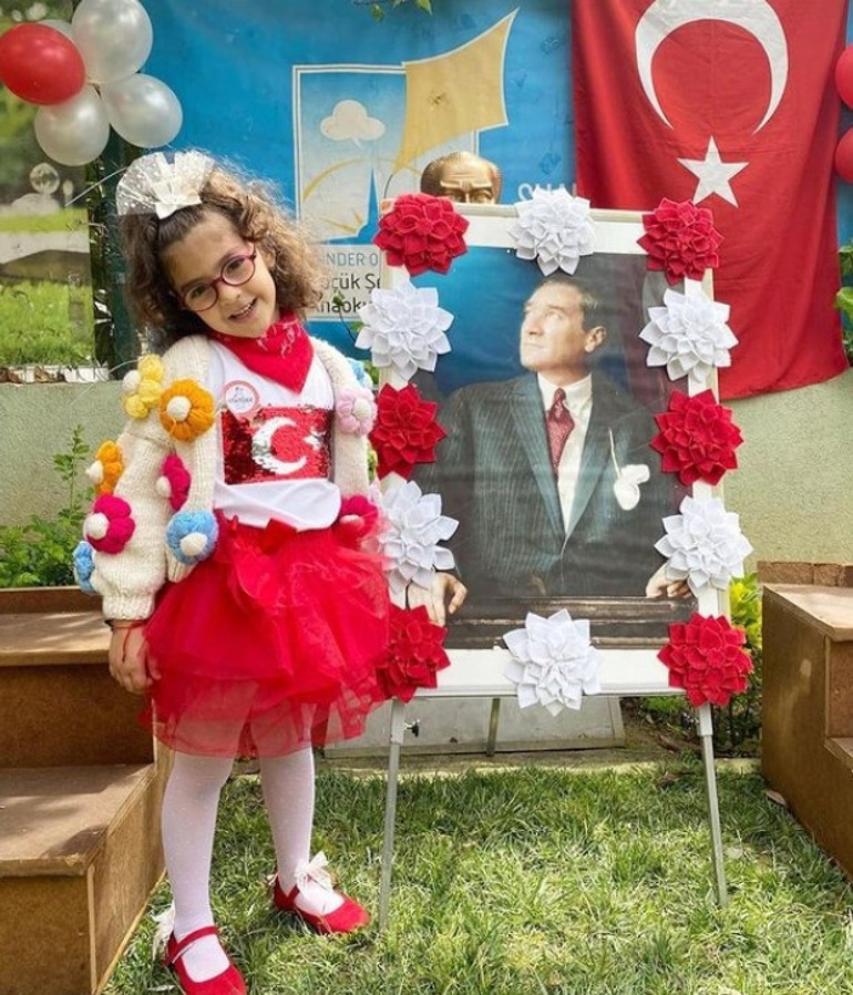 Yıl: 1972... Vatan Caddesinde bayrağımızı taşıyorum