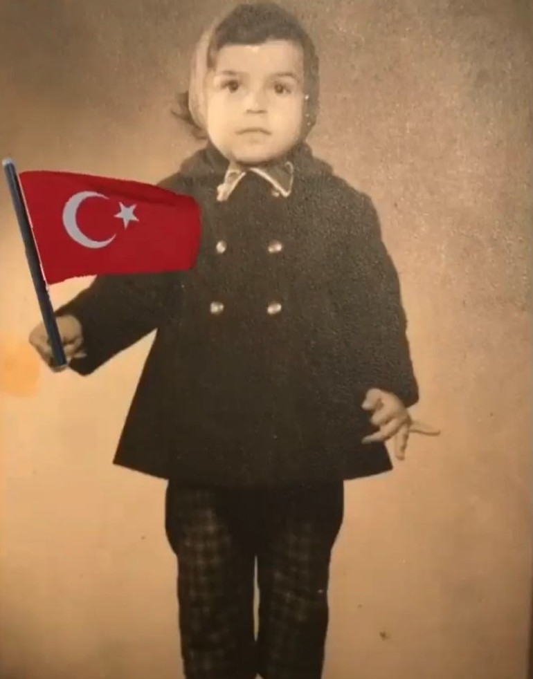 Yıl: 1972... Vatan Caddesinde bayrağımızı taşıyorum