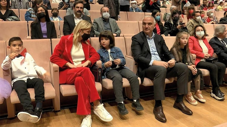 Bakan Ersoy, AKMdeki resim yarışmasında ödül verdi