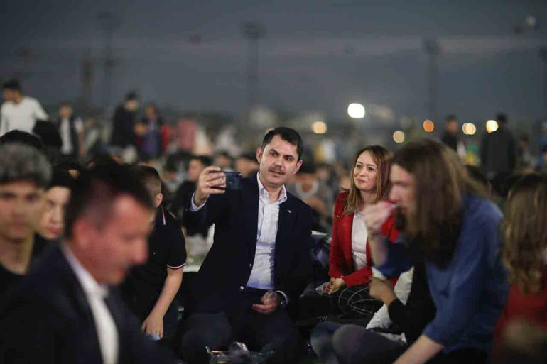 Bakan Kurum gençlerle iftarda buluştu... Çevre ve Çocuk Şenliği’ne katıldı
