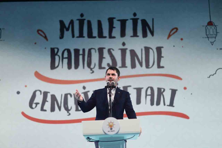 Bakan Kurum gençlerle iftarda buluştu... Çevre ve Çocuk Şenliği’ne katıldı