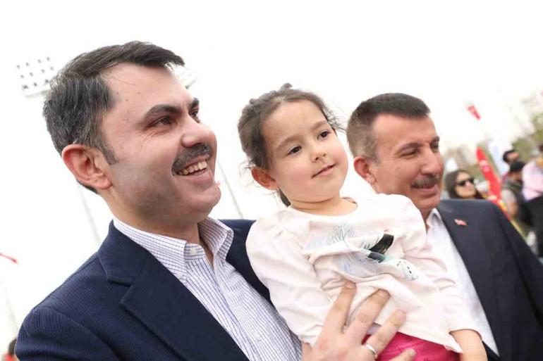 Bakan Kurum gençlerle iftarda buluştu... Çevre ve Çocuk Şenliği’ne katıldı