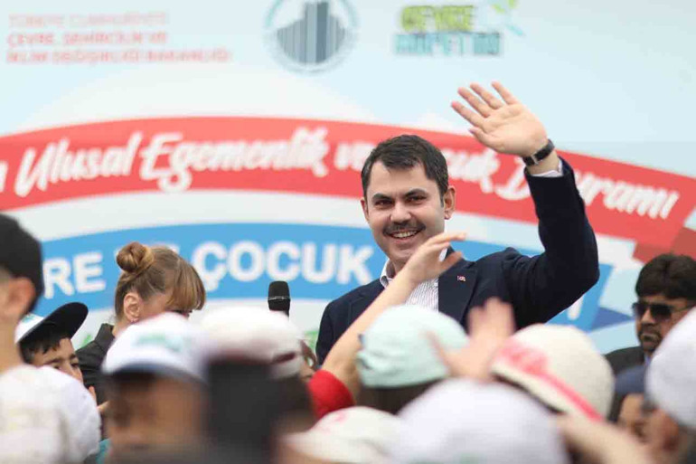 Bakan Kurum gençlerle iftarda buluştu... Çevre ve Çocuk Şenliği’ne katıldı