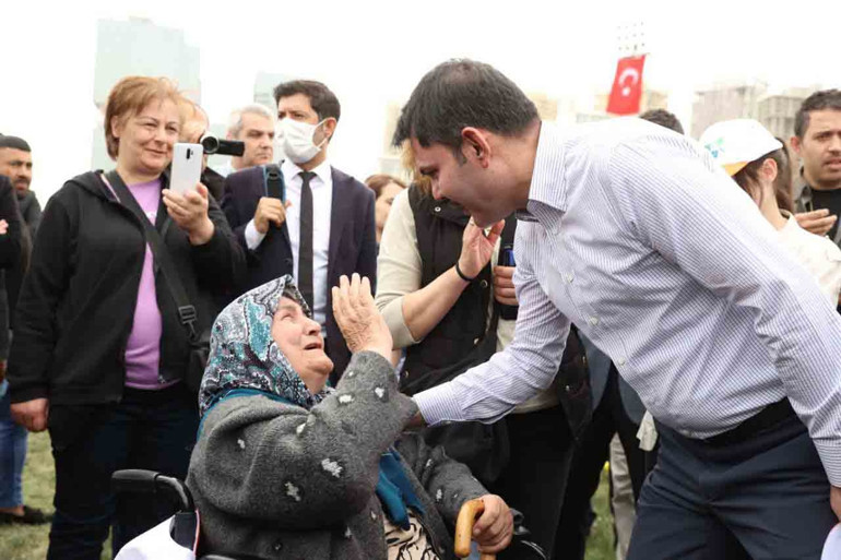 Bakan Kurum gençlerle iftarda buluştu... Çevre ve Çocuk Şenliği’ne katıldı