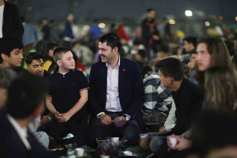 Bakan Kurum gençlerle iftarda buluştu... Çevre ve Çocuk Şenliği’ne katıldı