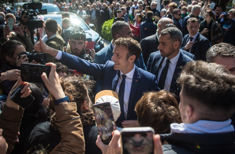 Son dakika: Fransadan ilk tahminler geldi: Macron açık ara farkla ipi göğüsledi