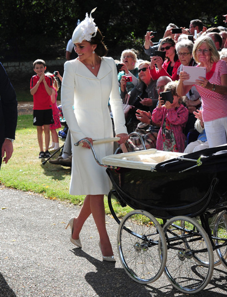 Misafirliğe yeni elbiselerle gidiyor, evde eskilerle idare ediyor