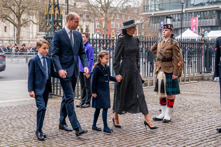 Misafirliğe yeni elbiselerle gidiyor, evde eskilerle idare ediyor