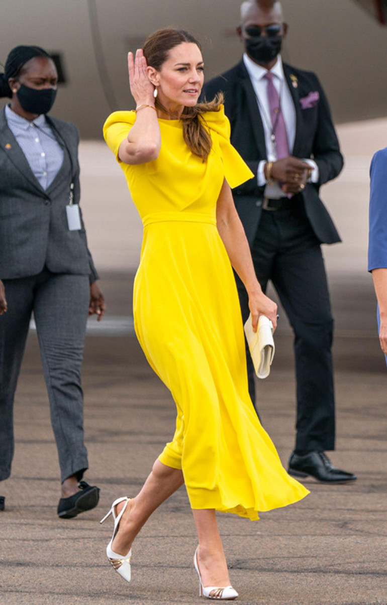 Misafirliğe yeni elbiselerle gidiyor, evde eskilerle idare ediyor