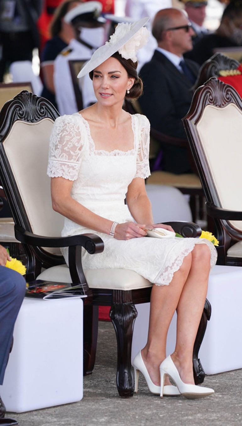 Misafirliğe yeni elbiselerle gidiyor, evde eskilerle idare ediyor