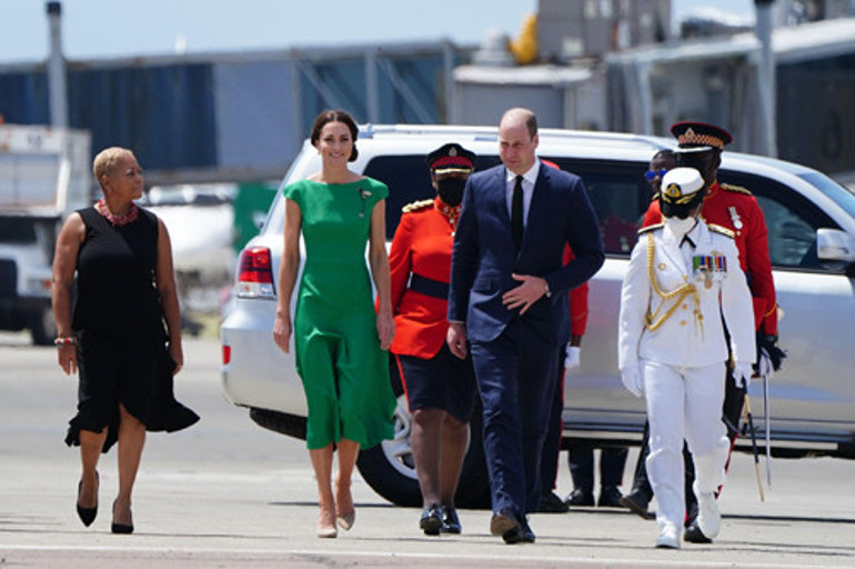 Misafirliğe yeni elbiselerle gidiyor, evde eskilerle idare ediyor