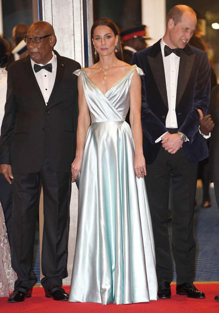 Misafirliğe yeni elbiselerle gidiyor, evde eskilerle idare ediyor