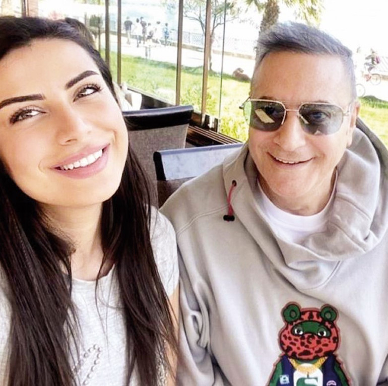 Yürürken fenalaştı... Eşi ve kızları destek oldu