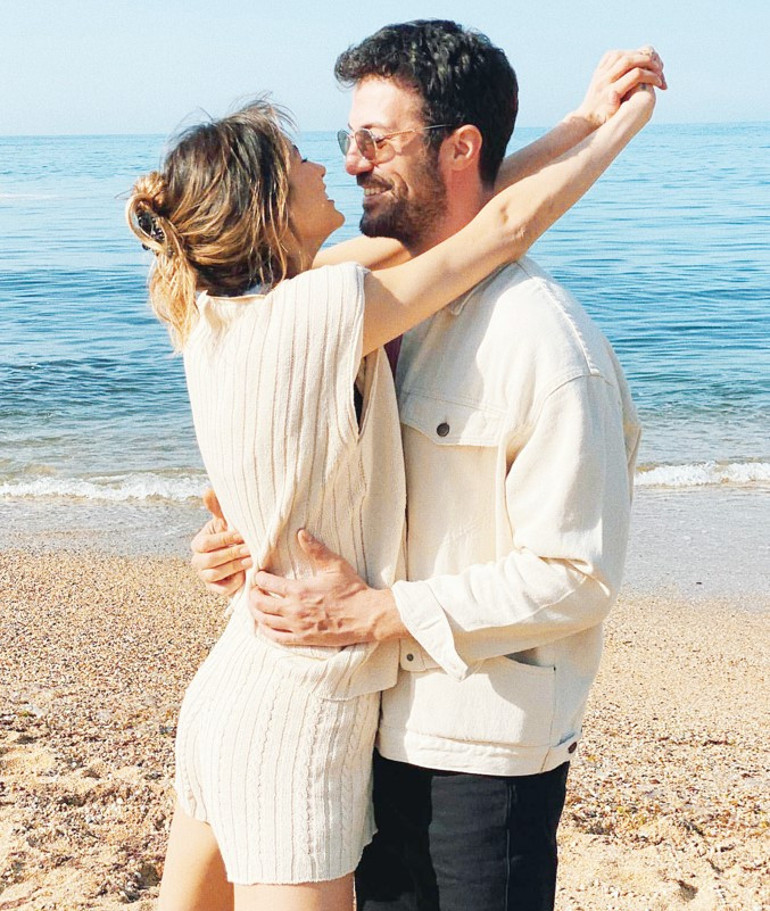 Yürürken fenalaştı... Eşi ve kızları destek oldu