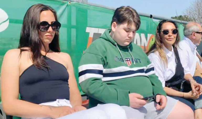 Yürürken fenalaştı... Eşi ve kızları destek oldu