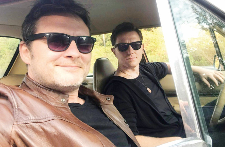 Yürürken fenalaştı... Eşi ve kızları destek oldu