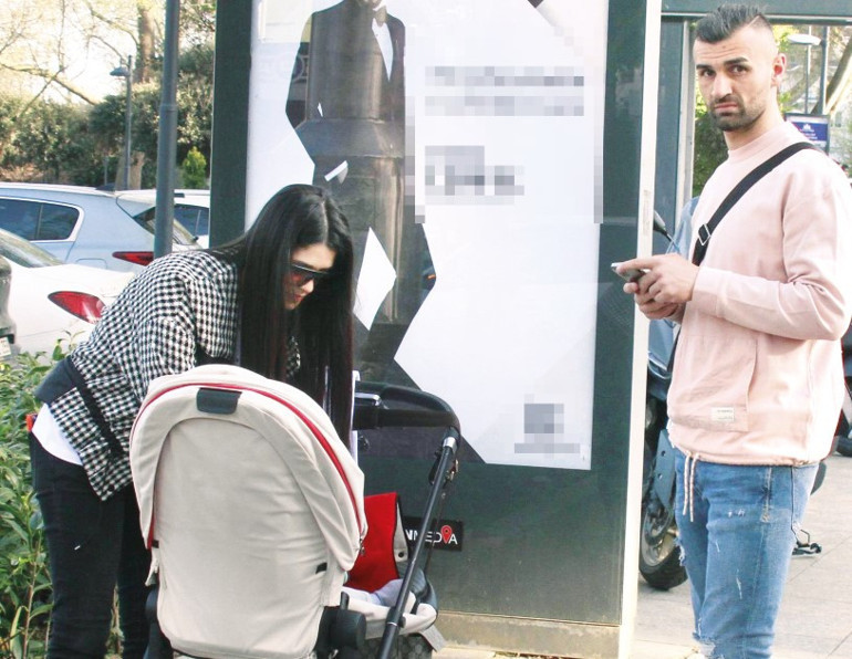 Yürürken fenalaştı... Eşi ve kızları destek oldu