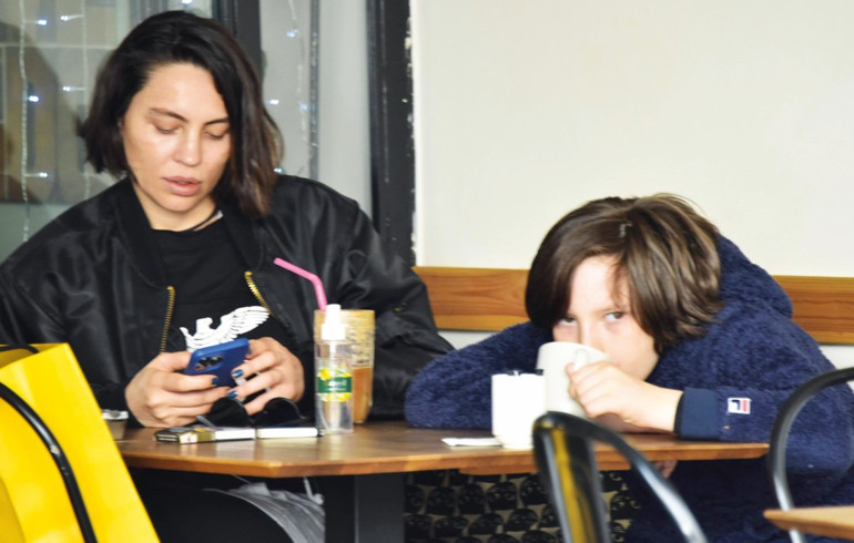 Yürürken fenalaştı... Eşi ve kızları destek oldu