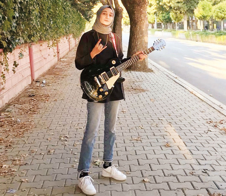 Elektrogitarın genç yeteneği Rabia