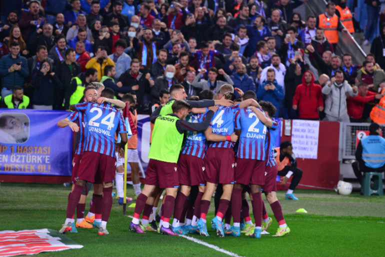 Son Dakika: Trabzonspor şampiyonluk için Antalyaspor karşısında Şehirde tarihi gece, tam 1.5 milyon kişi...