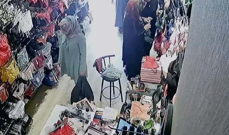 Mağazada iç çamaşırı hırsızlığı kamerada