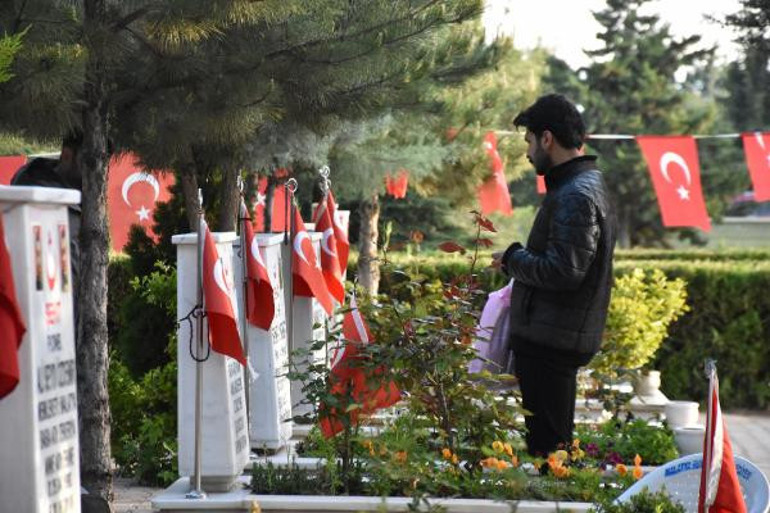 Malatyada namaz sonrası şehitlikte buruk bayram