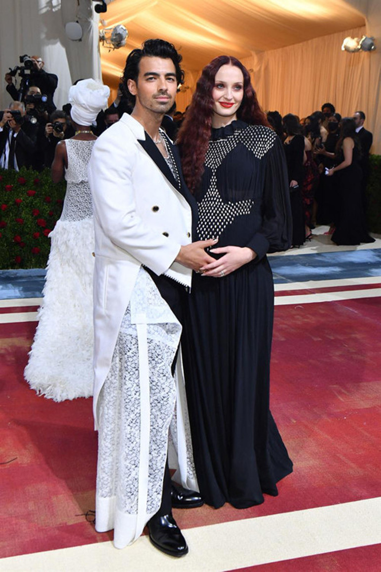 Gecenin sürprizi Kırmızı halıda kıyafet değiştirdi