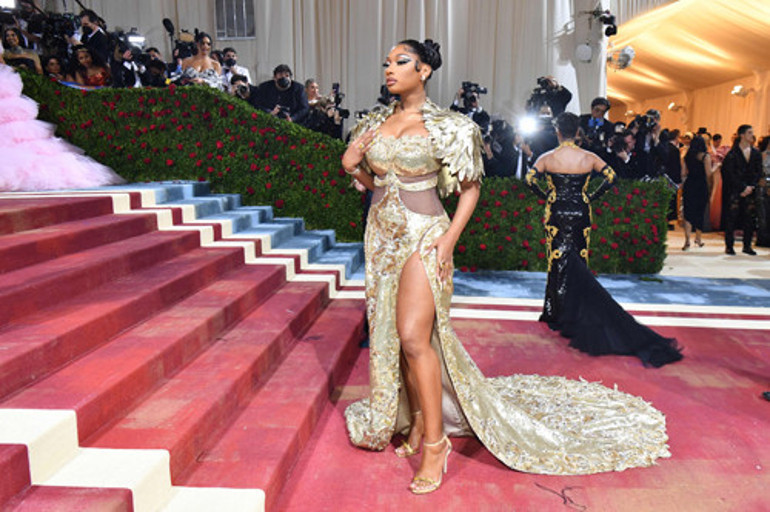 Gecenin sürprizi Kırmızı halıda kıyafet değiştirdi