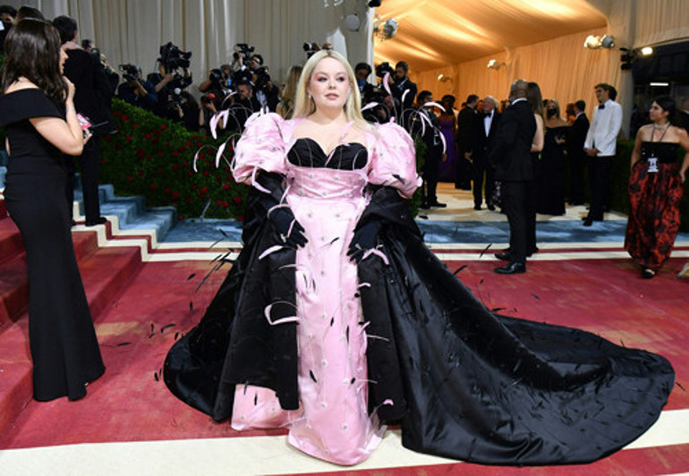 Gecenin sürprizi Kırmızı halıda kıyafet değiştirdi