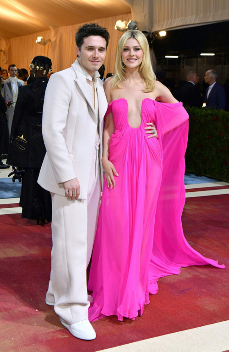 Gecenin sürprizi Kırmızı halıda kıyafet değiştirdi