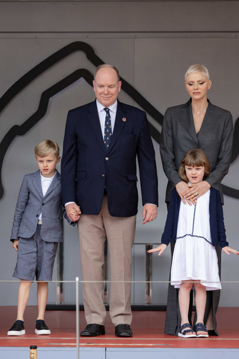 Yüzünde gülüşünün izi bile kalmadı: Altın kafeste boynu bükük bir prenses