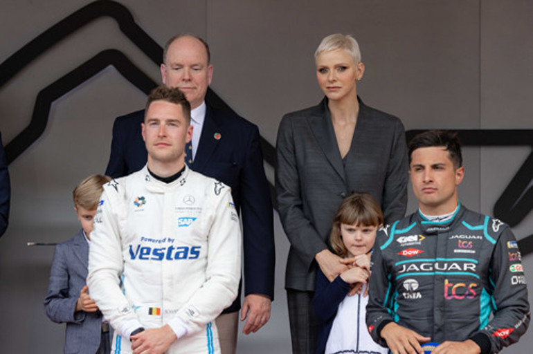 Yüzünde gülüşünün izi bile kalmadı: Altın kafeste boynu bükük bir prenses