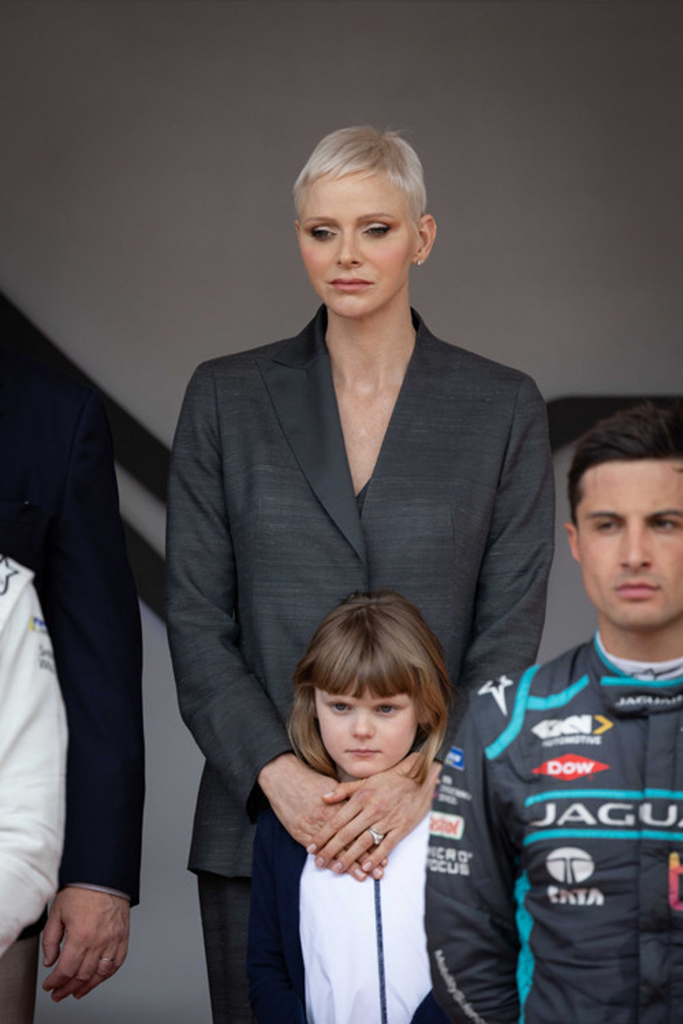 Yüzünde gülüşünün izi bile kalmadı: Altın kafeste boynu bükük bir prenses