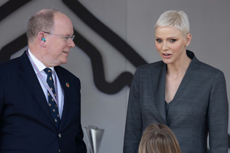 Yüzünde gülüşünün izi bile kalmadı: Altın kafeste boynu bükük bir prenses