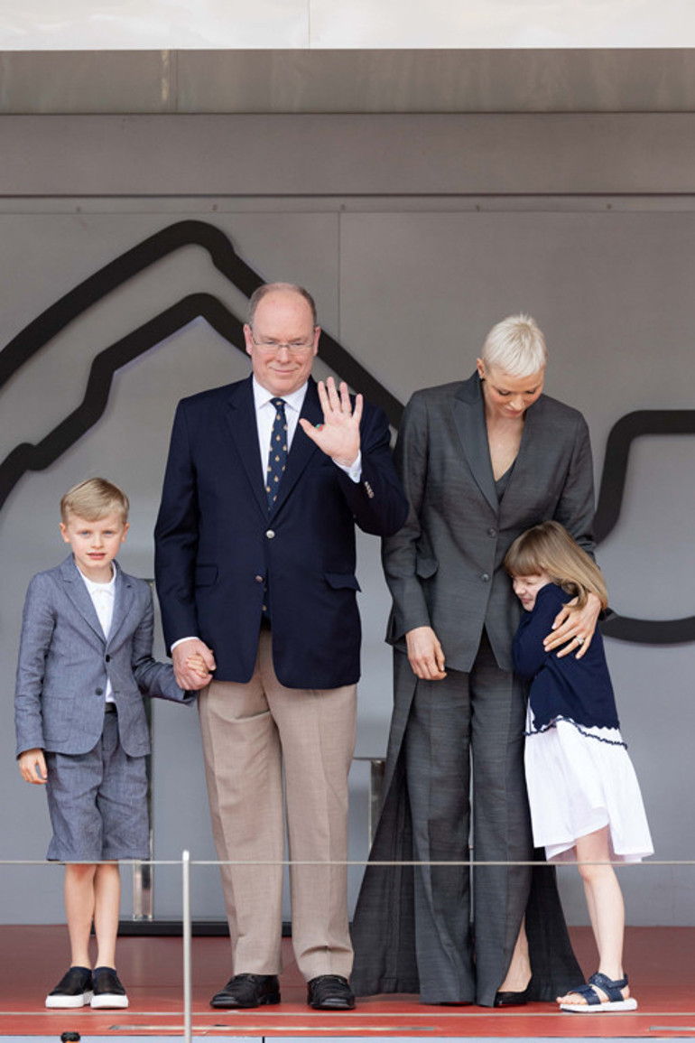 Yüzünde gülüşünün izi bile kalmadı: Altın kafeste boynu bükük bir prenses