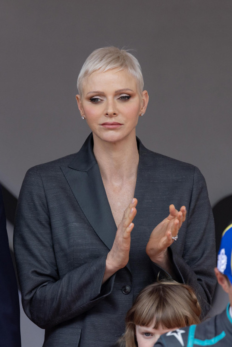 Yüzünde gülüşünün izi bile kalmadı: Altın kafeste boynu bükük bir prenses