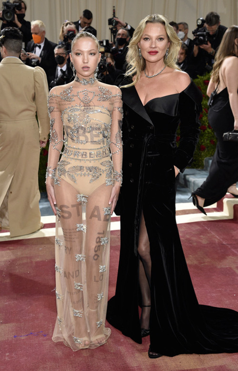 Hastalığını gizlemedi: Kırmızı halıya böyle çıktı